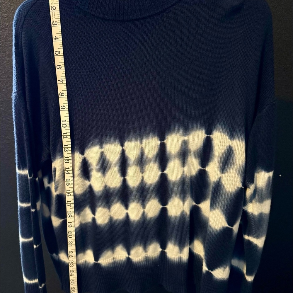 Crown & Ivy Women’s Navy and White Sweater sized small (fits medium)